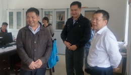 市政协副主席农海波带队到人民医院帮扶村那隆镇拾义村开展扶贫调研工作