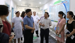 美国杜克大学魏庆义教授和上海复旦大学附属肿瘤医院张若昕博士一行到崇左市人民医院进行学术指导和交流