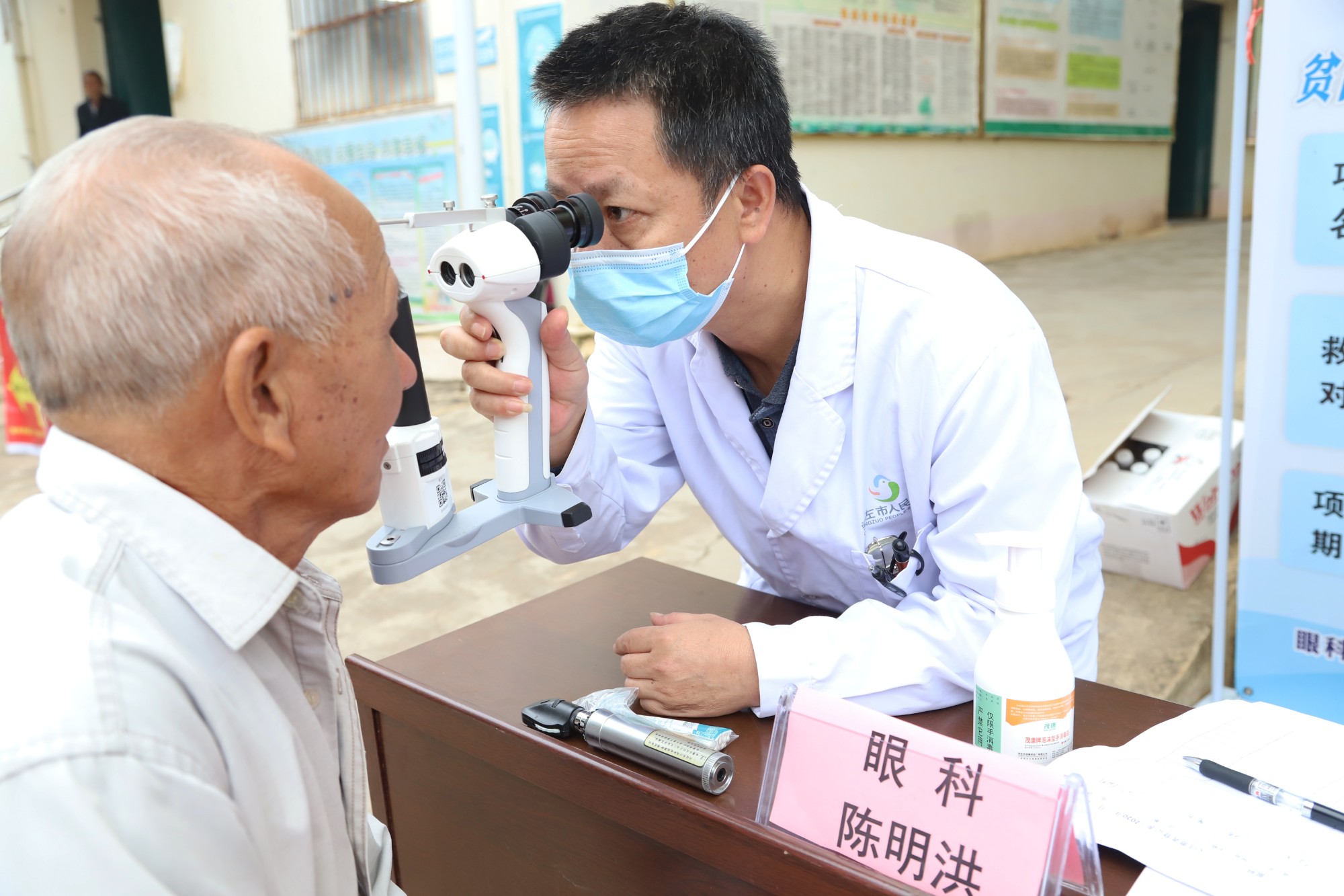 5送温暖专家门诊到门口图为专家至濑湍卫生院开展义诊活动