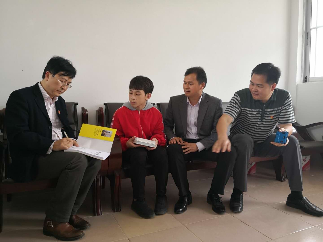 2医院为贫困户开展“送温暖活动”:图为党委书记黄志宁到那