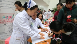 关爱女性情暖“三八”