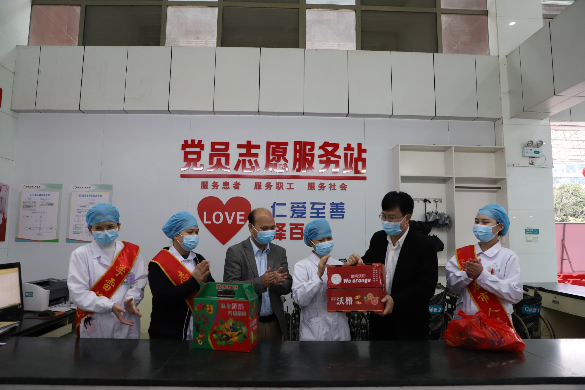 图为慰问现场