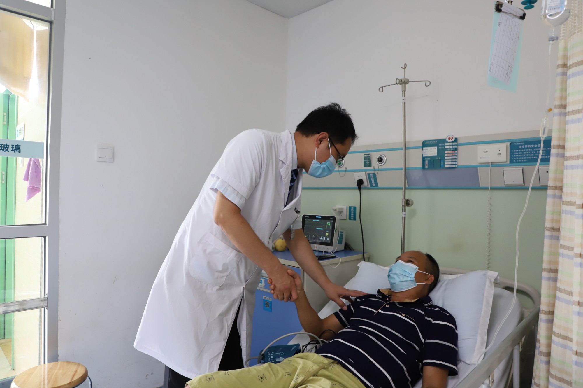 黄斌主任看望治疗后的患者