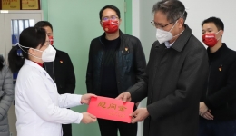 崇左市人大常委会副主任玉如锋到市人民医院慰问专家人才
