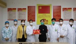 崇左市政府副秘书长罗华荣到市人民医院开展春节慰问活动